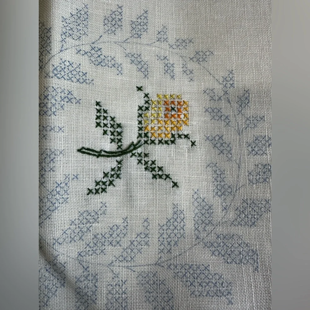Vtg Bucilla Riviera Rose Stamped Cross Stitch Tablecloth 60x80 w/3 Napkins READ